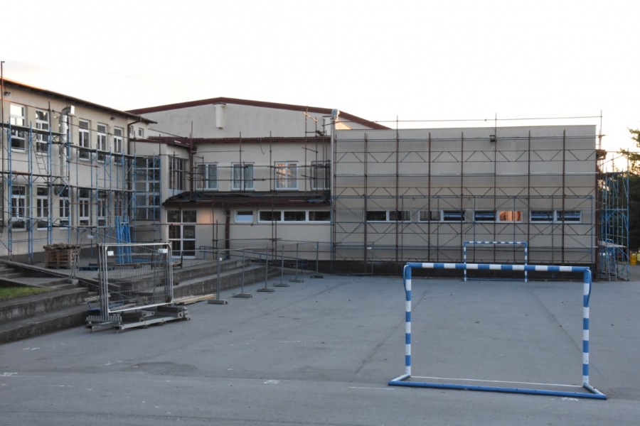 Više od pet milijuna kuna ulaže se u energetsku obnovu matične zgrade Osnovne škole „Mladost“ Jakšić: „Završetak radova se očekuje do kraja kolovoza ove godine“
